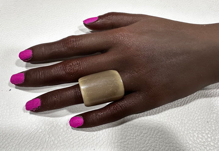 Petite Geometric Horn Rings