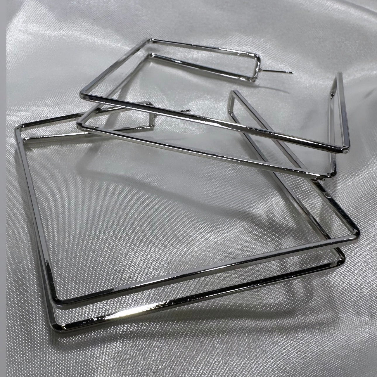 Mamdee Featherlight Square Hoops Earrings - Trufacebygrace