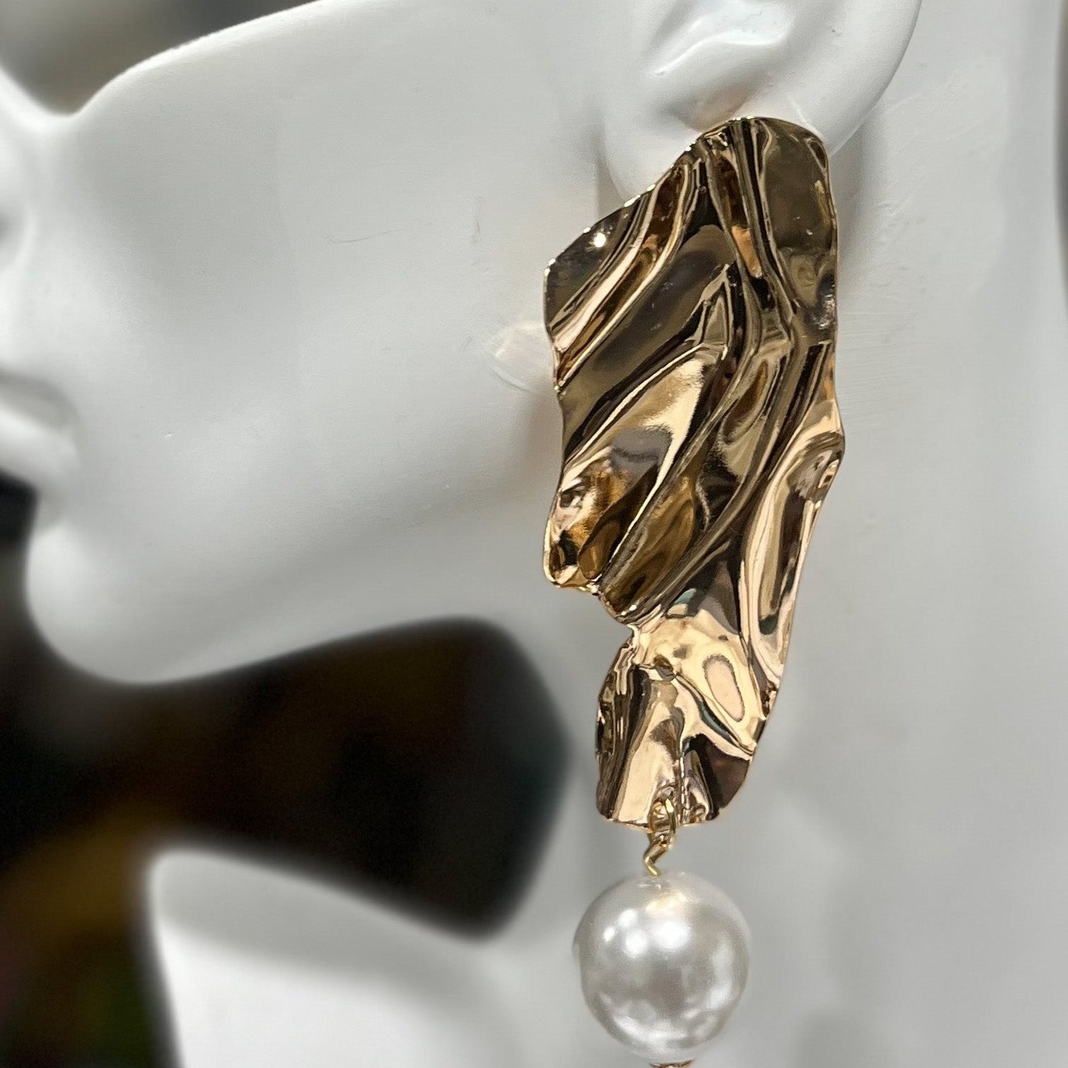 Metal and Pearl statement earrings - Trufacebygrace