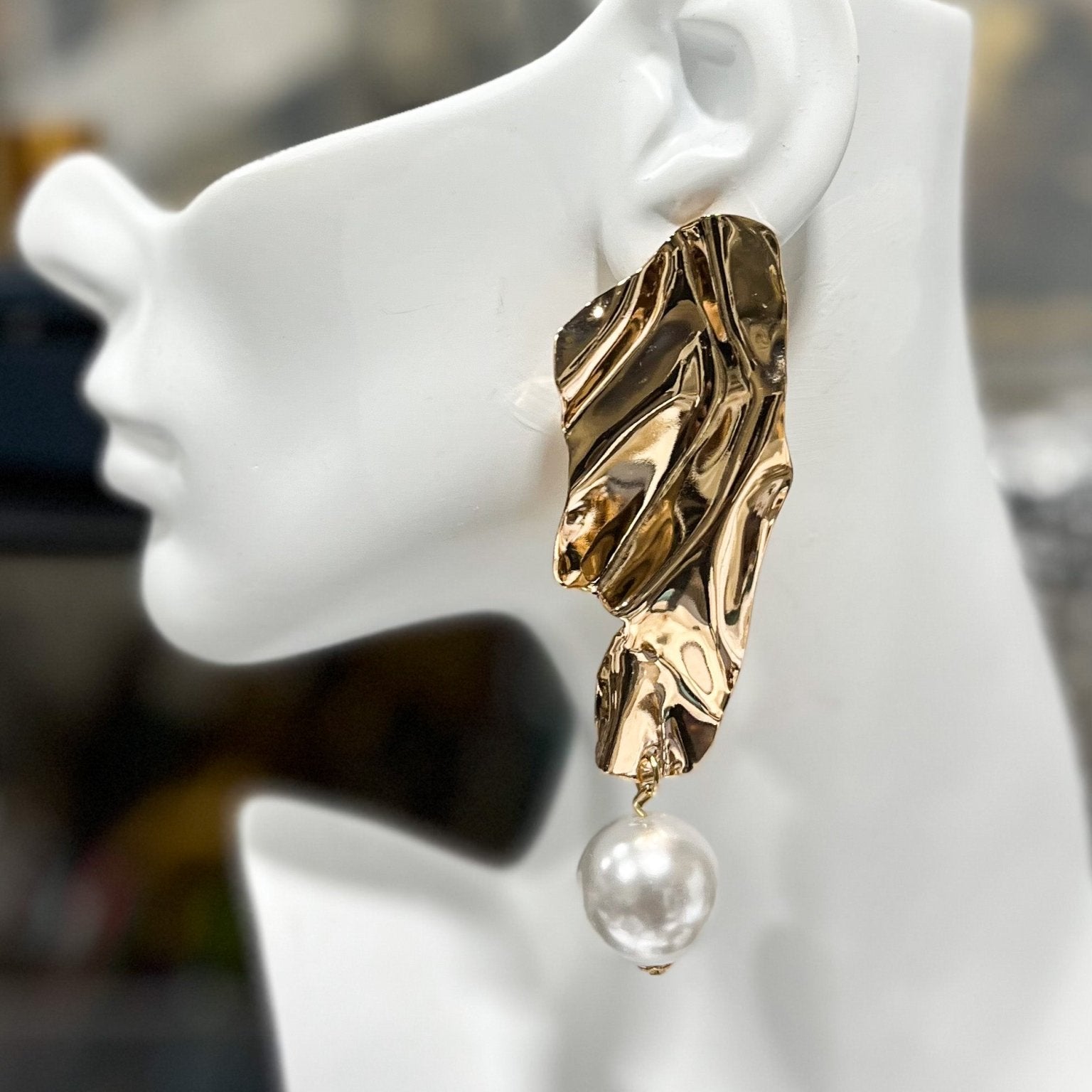 Metal and Pearl statement earrings - Trufacebygrace