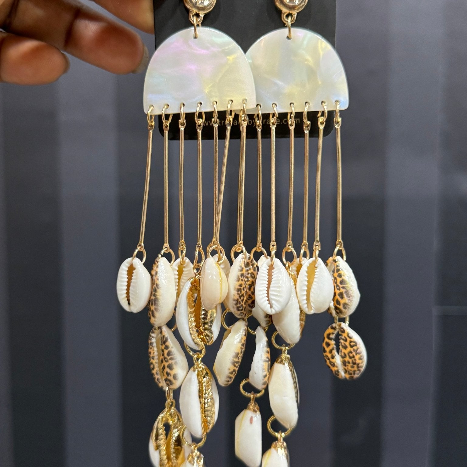 Ombrello Cowrie Shell Dangling Earrings - Trufacebygrace