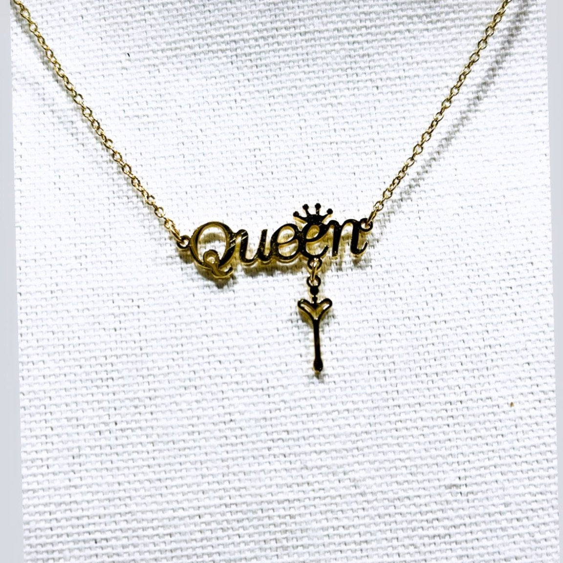 The Queen pendant Necklace - Trufacebygrace