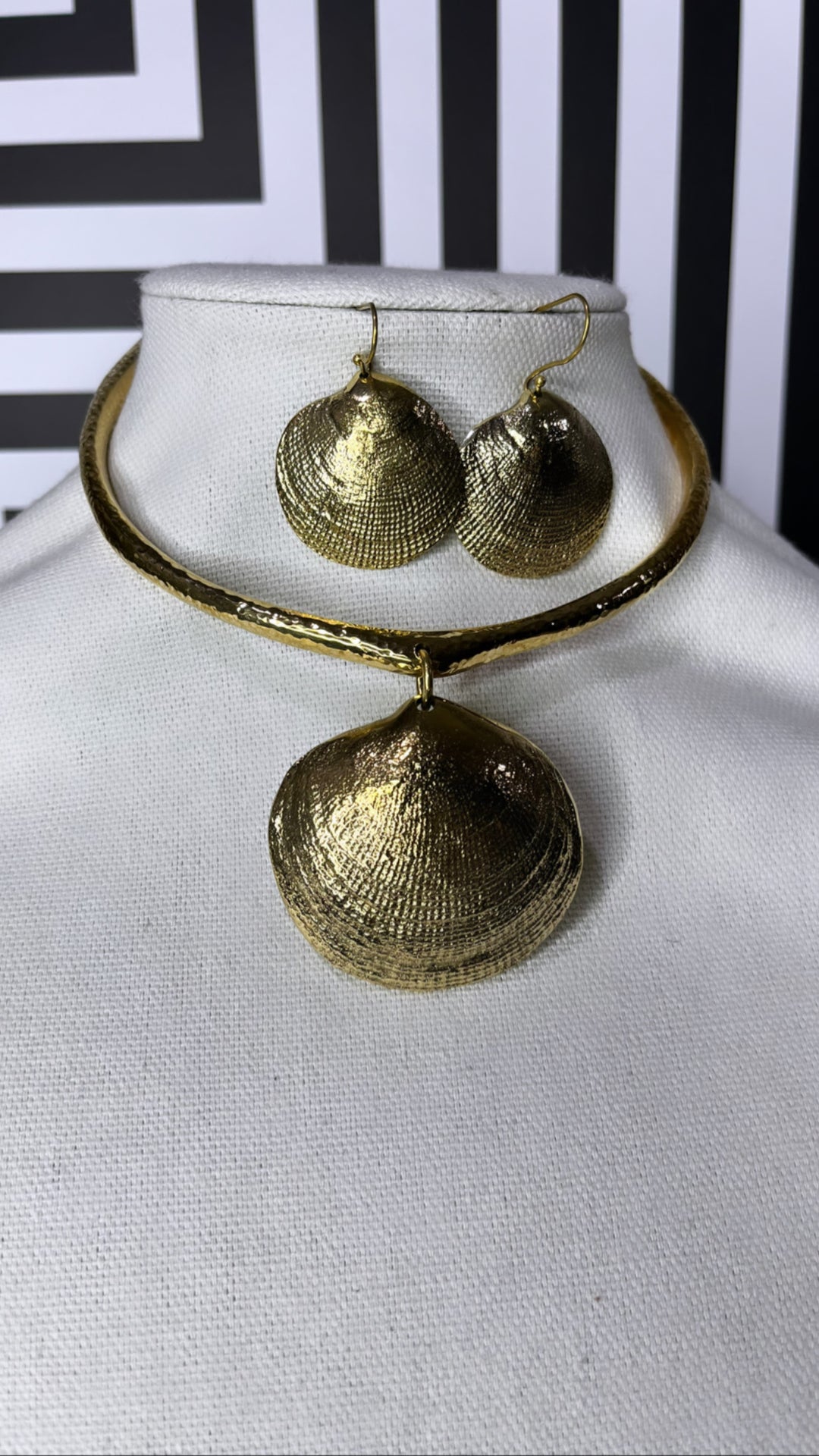 Badu Statement brass shell necklace set