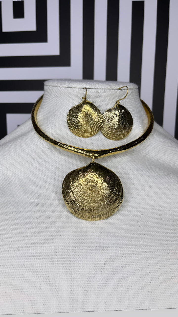 Badu Statement brass shell necklace set