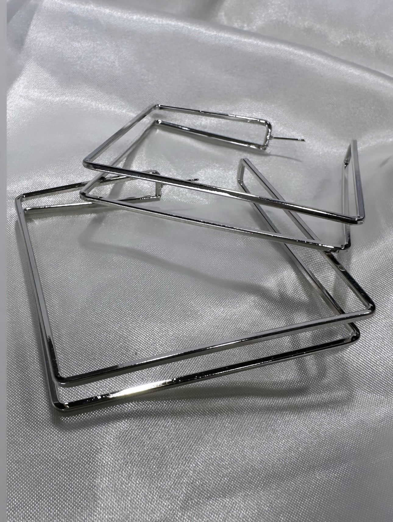 Mamdee Featherlight Square Hoops Earrings - Trufacebygrace