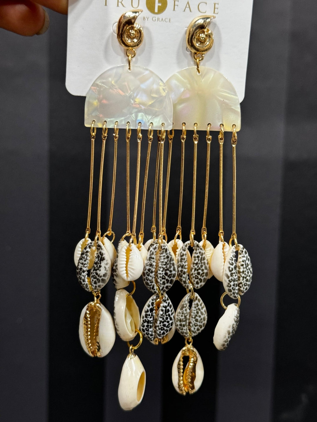 Ombrello Cowrie Shell Dangling Earrings - Trufacebygrace