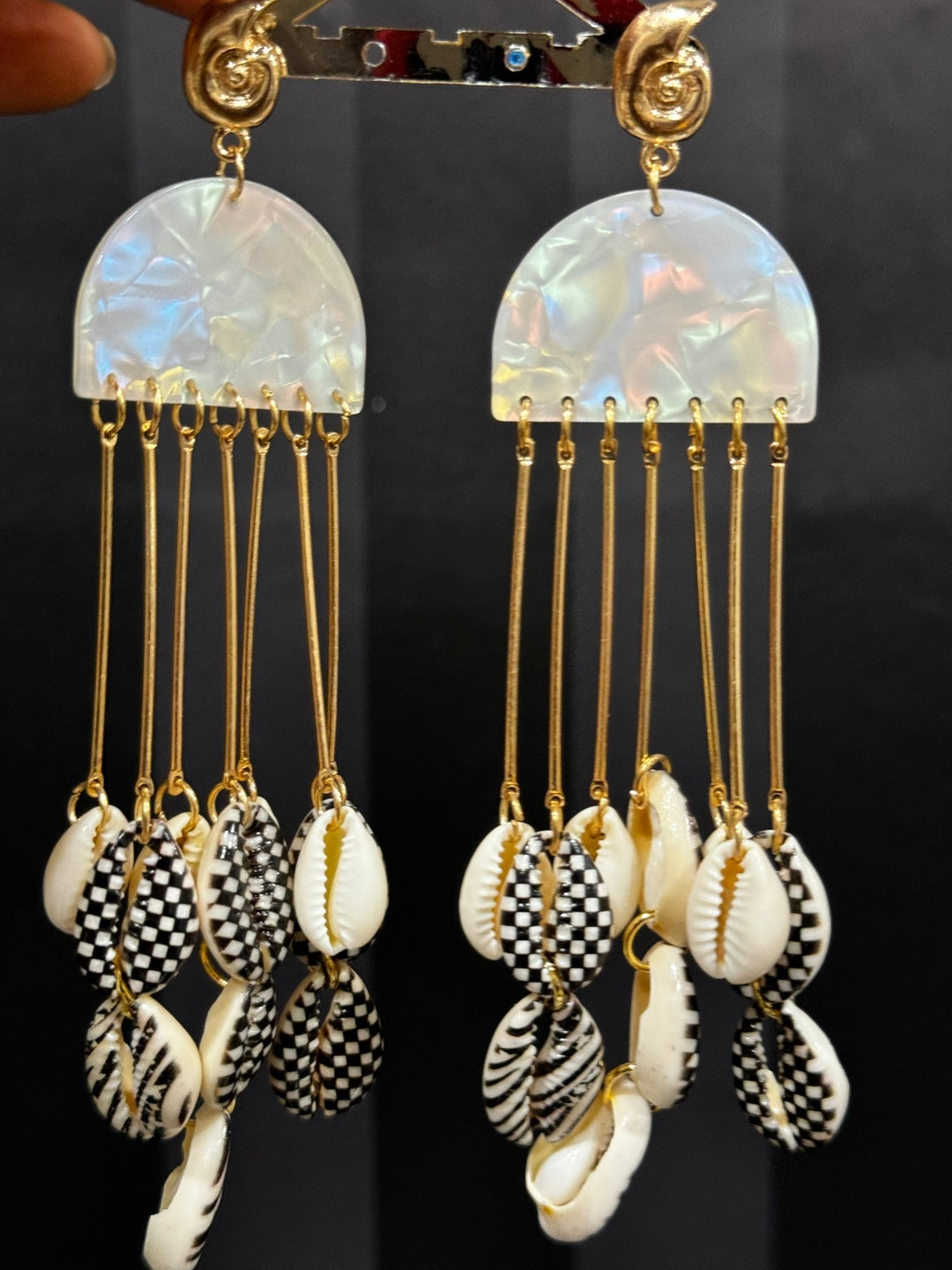 Ombrello Cowrie Shell Dangling Earrings - Trufacebygrace