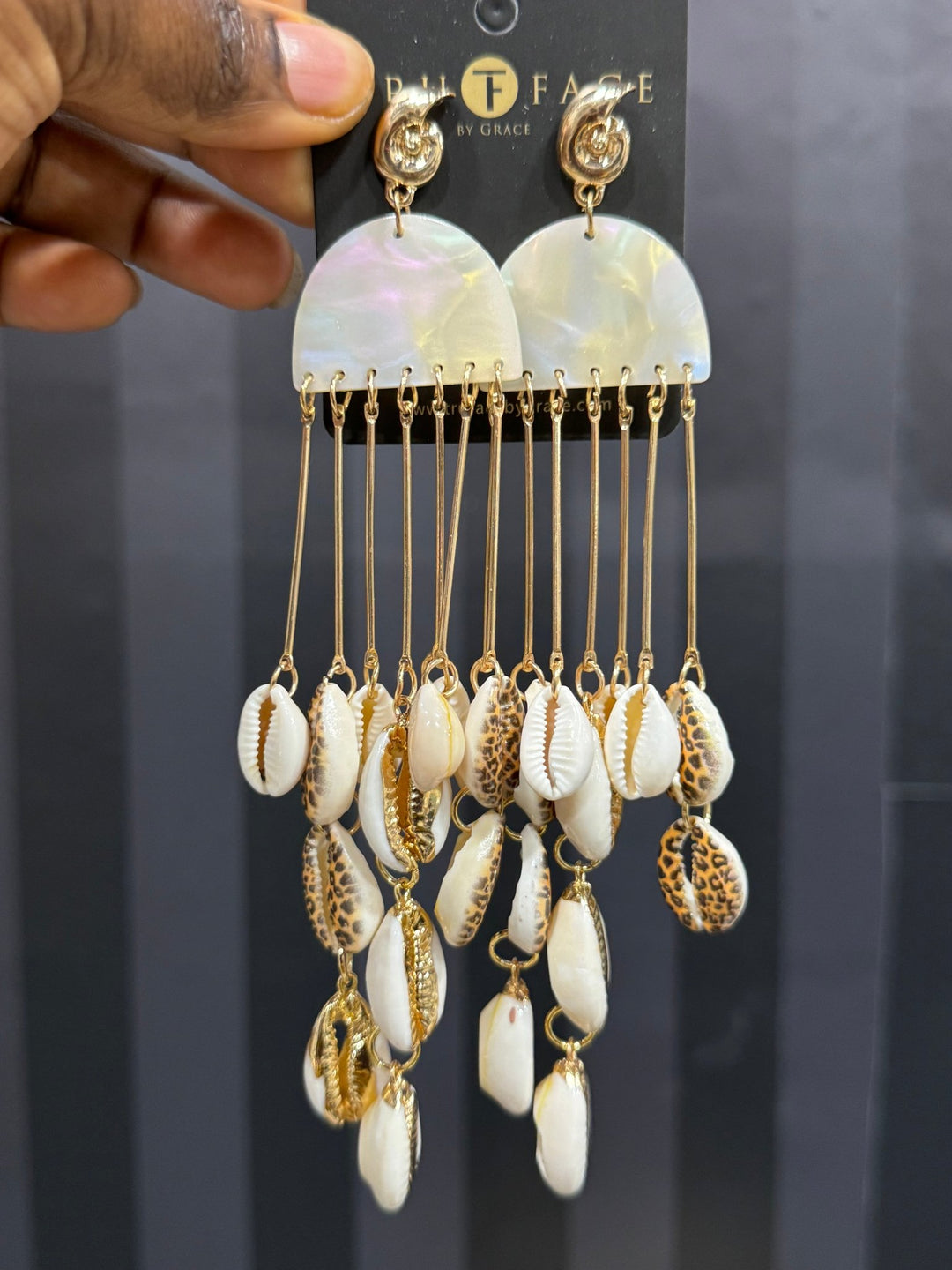 Ombrello Cowrie Shell Dangling Earrings - Trufacebygrace