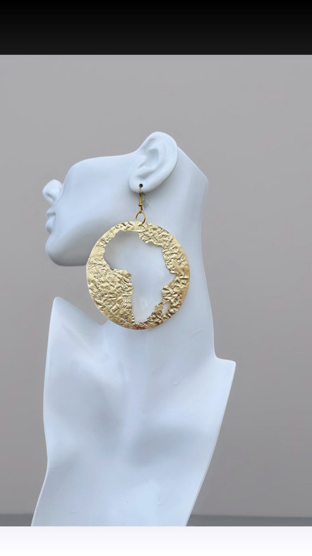 Sample : Africa map outline brass earrings - Trufacebygrace