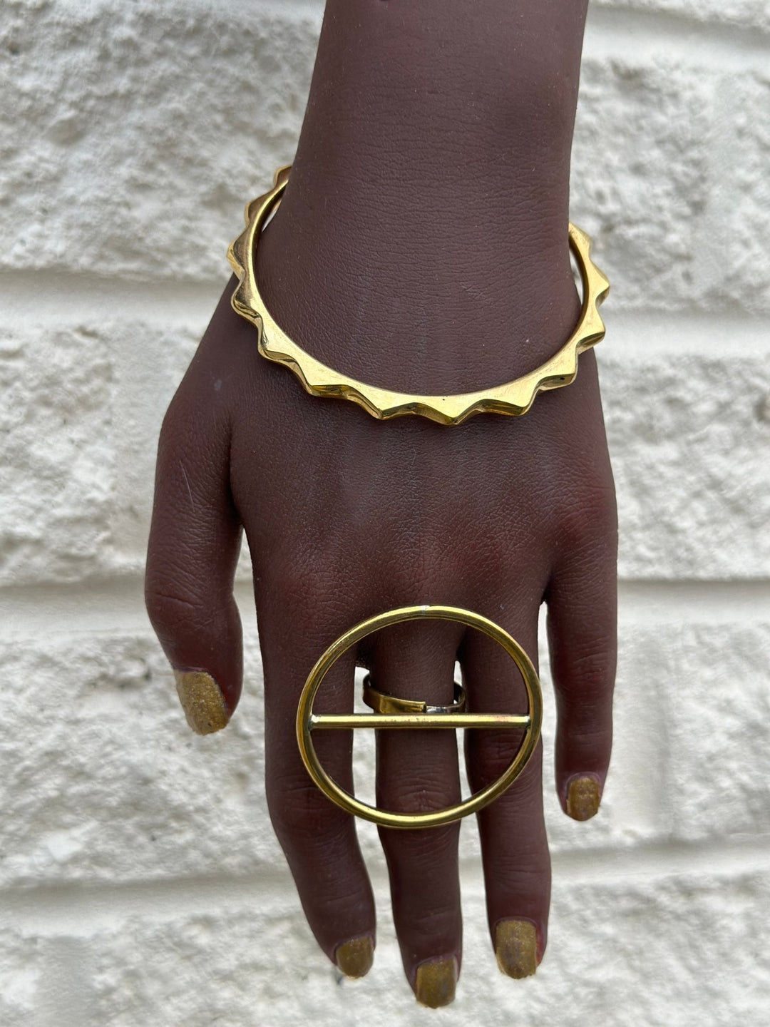 Sample : Circle Crossed Brass Ring - Trufacebygrace