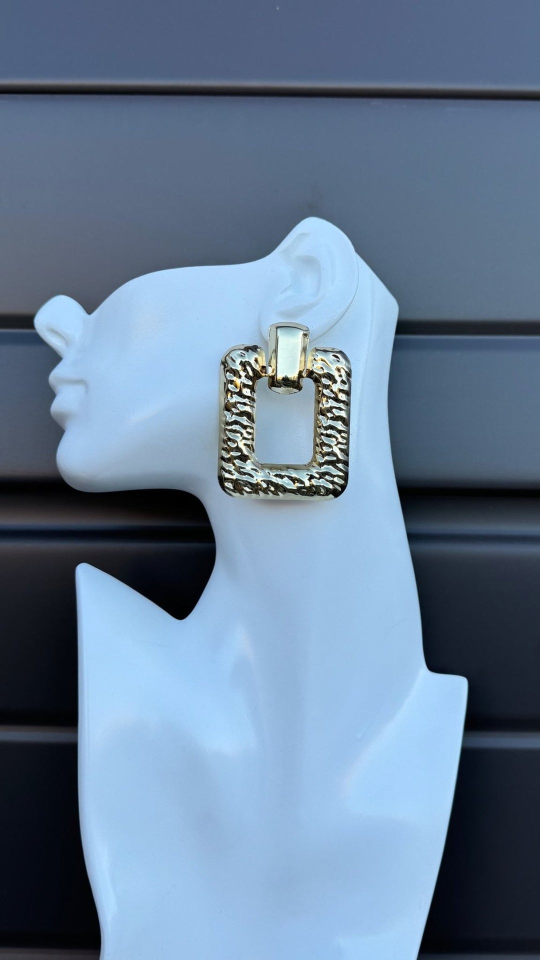 Sample : Lightweight square stud earrings - Trufacebygrace