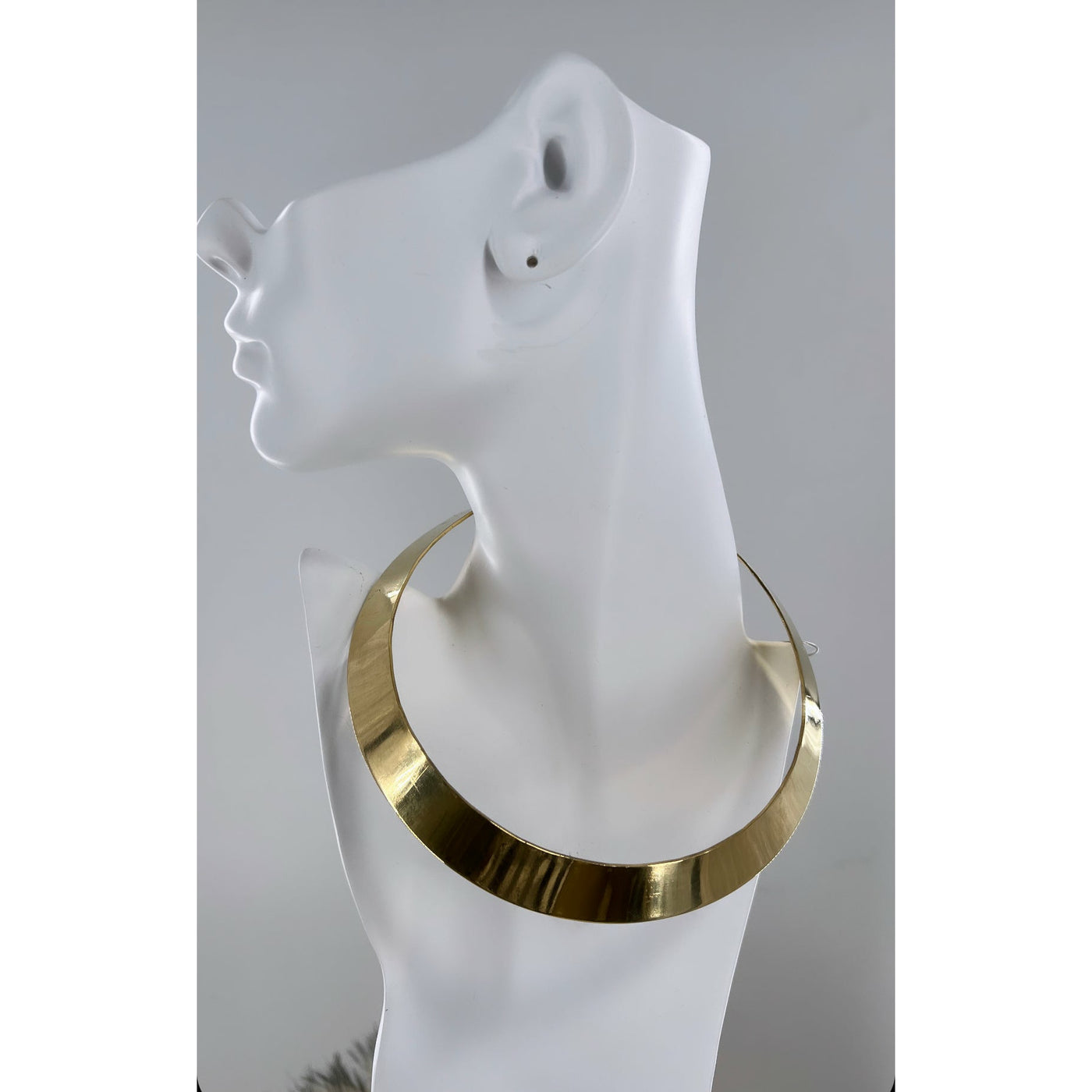 Simple smooth choker