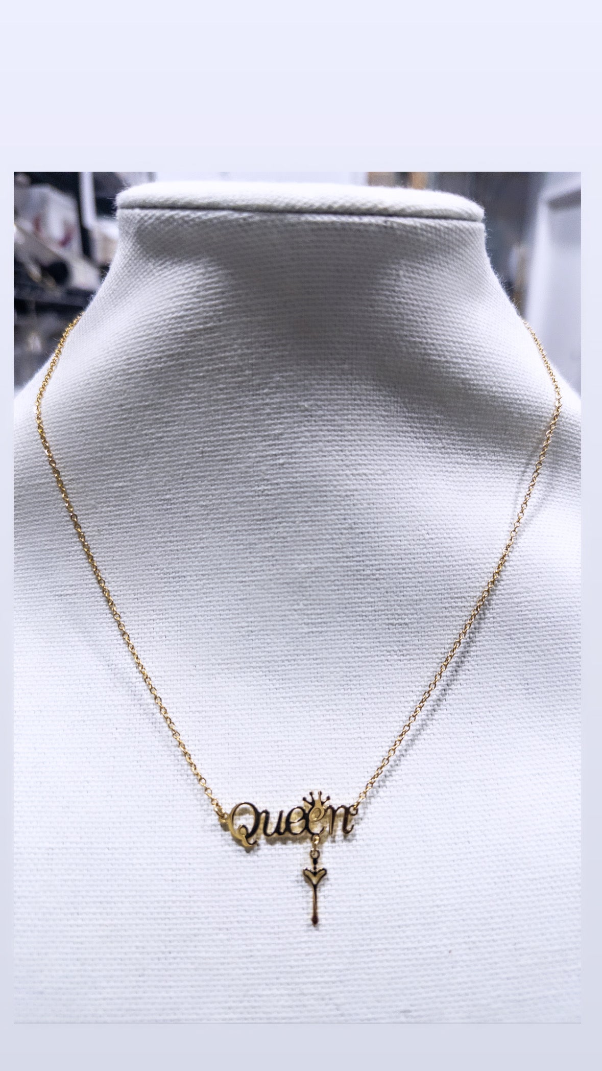 The Queen pendant Necklace