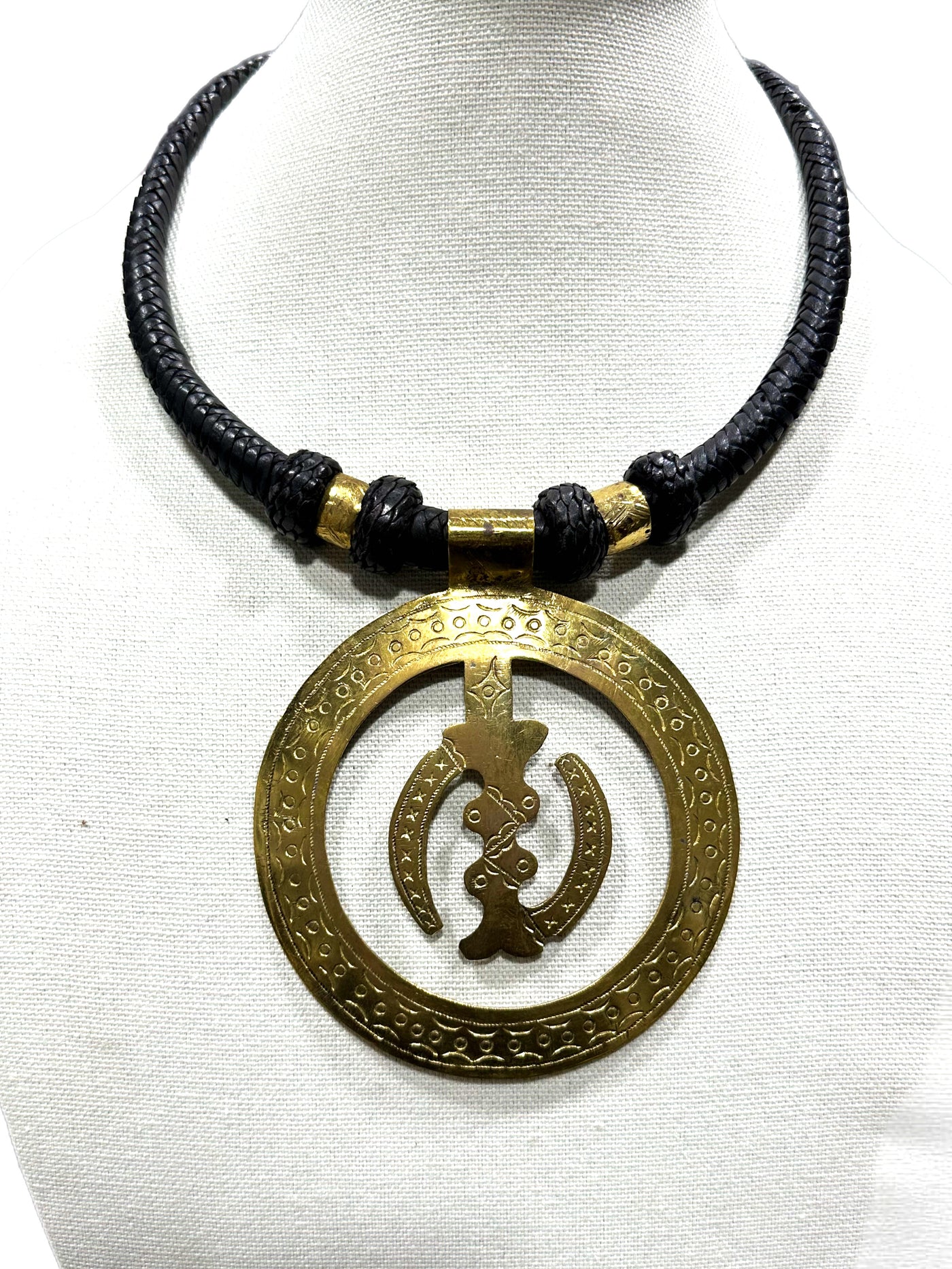 One strand leather large  pendant Necklace
